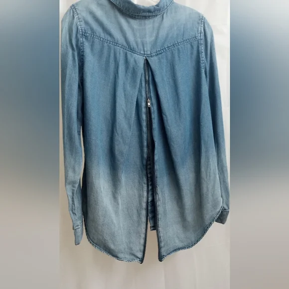 Walter Baker Ombré Blue Denim Back Zip  Up Long Sleeves Gunmetal Button Blouse - Picture 13 of 16